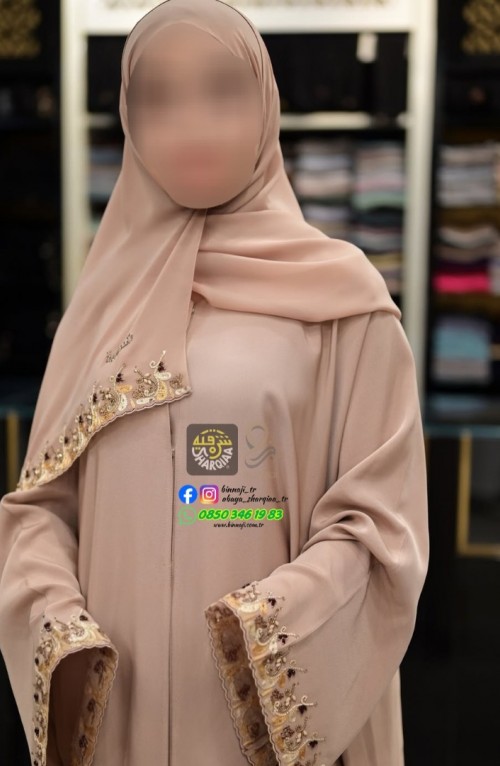 Salona El Yapımı Swarovski Taşlı Abaya – Sharqiaa Salona El Yapımı Swarovski Taşlı Abaya – Sharqiaa